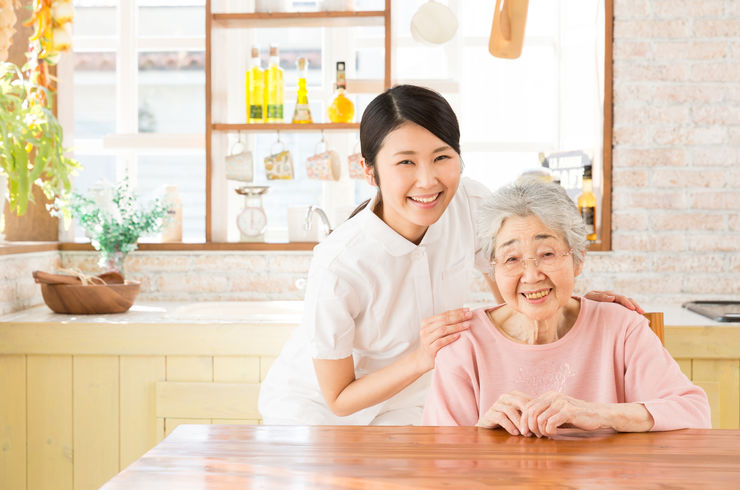笑顔の女性二人