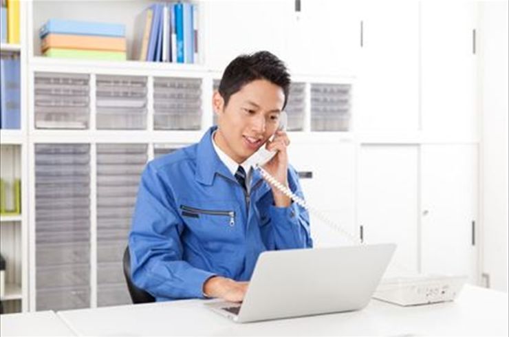 電話をする男性